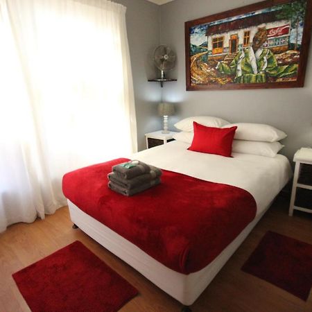 Saltycrax Backpackers And Surf Hostel By Curiocity Блаубергстранд Экстерьер фото