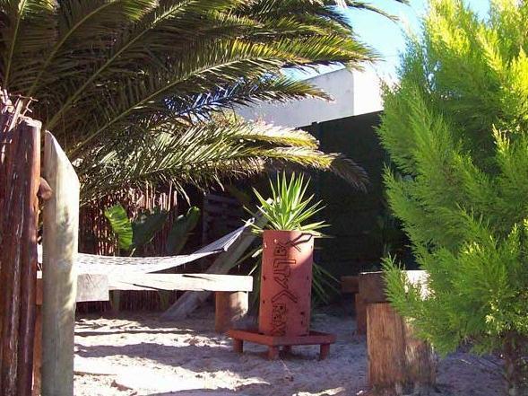 Saltycrax Backpackers And Surf Hostel By Curiocity Блаубергстранд Экстерьер фото
