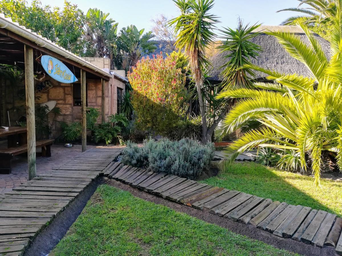 Saltycrax Backpackers And Surf Hostel By Curiocity Блаубергстранд Экстерьер фото