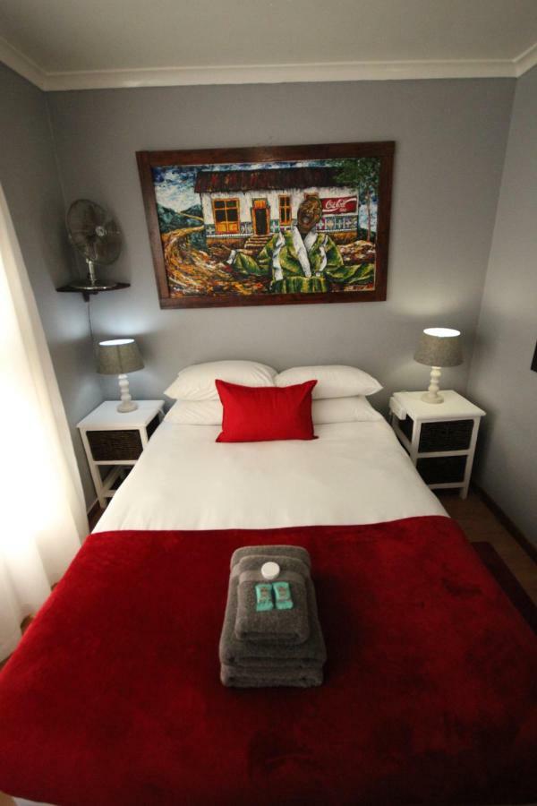 Saltycrax Backpackers And Surf Hostel By Curiocity Блаубергстранд Экстерьер фото