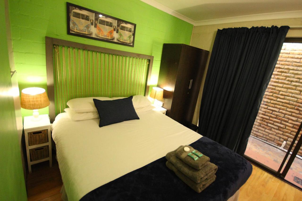 Saltycrax Backpackers And Surf Hostel By Curiocity Блаубергстранд Экстерьер фото