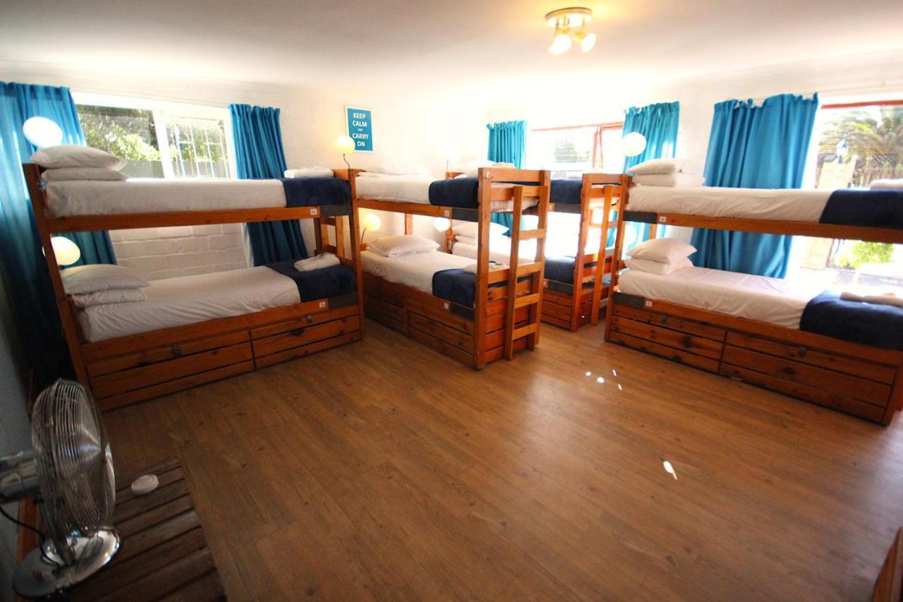 Saltycrax Backpackers And Surf Hostel By Curiocity Блаубергстранд Экстерьер фото