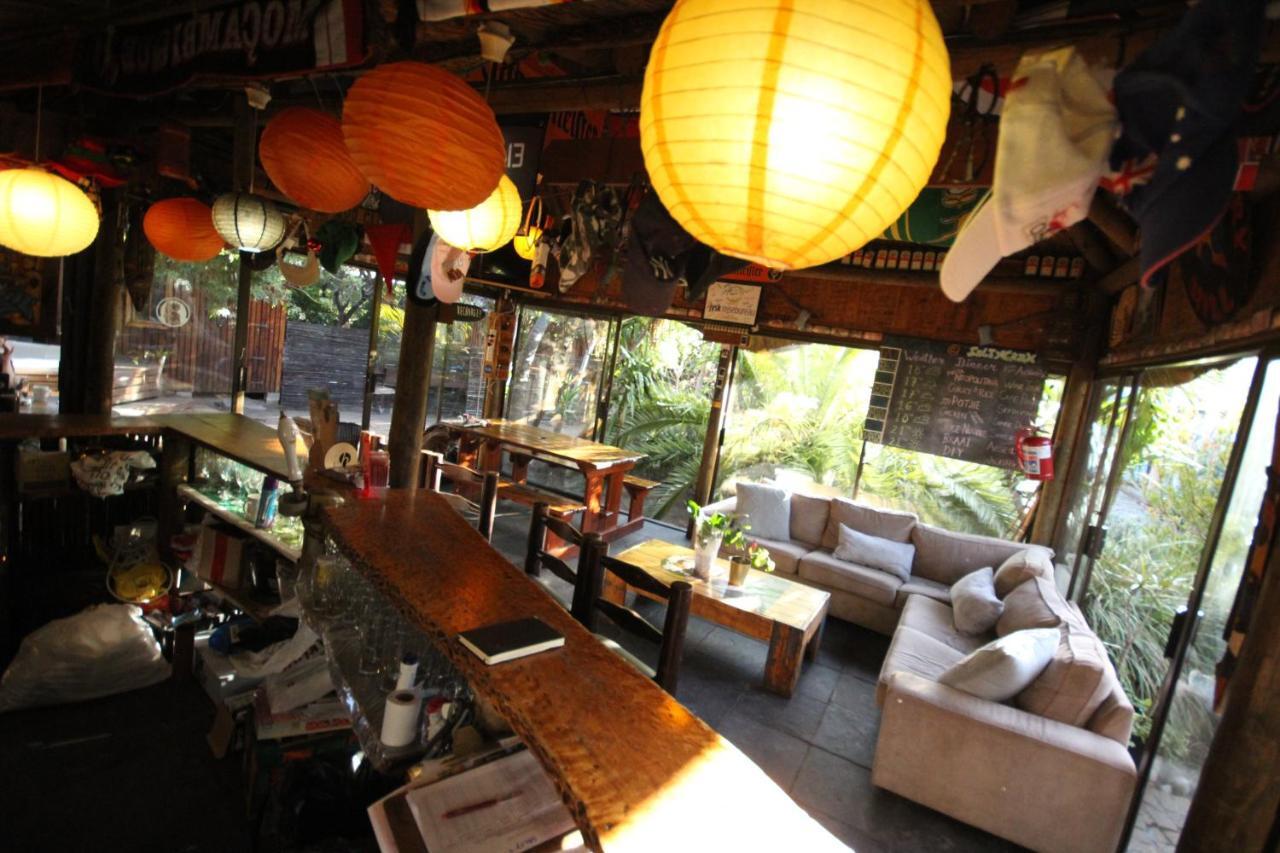 Saltycrax Backpackers And Surf Hostel By Curiocity Блаубергстранд Экстерьер фото